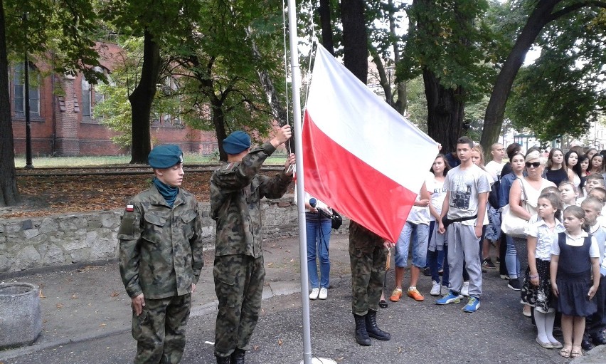 Na skwerze przy kościele św. Tomasza w Sosnowcu-Pogoni...