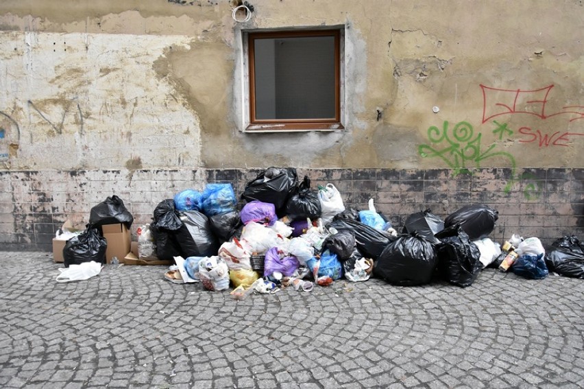 Góra śmieci rośnie przy ul. NMP w Legnicy [ZDJĘCIA] 