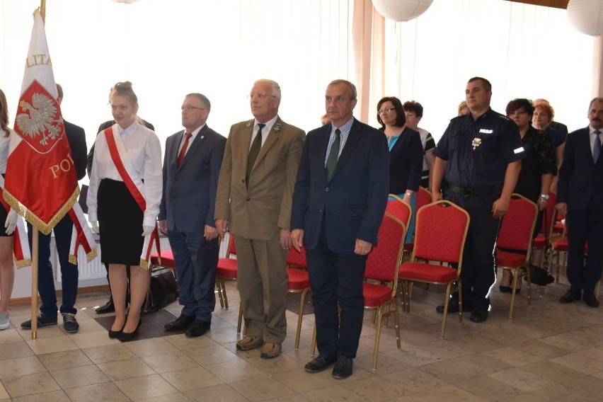 Przy Domu Kultury Żak w Dobrzyniu odbyło się uroczyste sadzenie drzewek dla upamiętnienia 100-lecia niepodległości