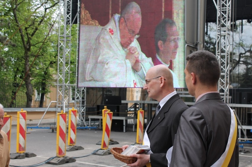 Świętowali kanonizację Jana Pawła II w Tomaszowie: Transmisja na telebimie, msza i koncerty[ZDJĘCIA]