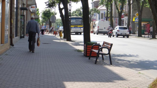 Kwietniki z pelargoniami pojawiły się na ulicy Łaskiej w Zduńskiej Woli