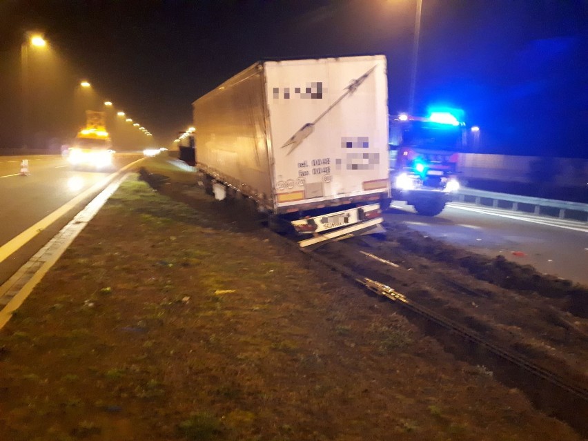 Poważny wypadek na A1 pod Grudziądzem. Metalowy element wbił się w szybę i ranił kierowcę [zdjęcia]