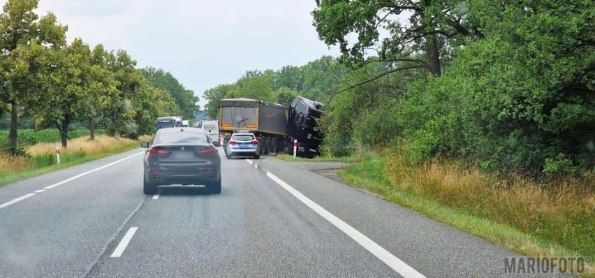Ciężarówka wypadła z drogi na DK 46 koło Dąbrowy, 01.07.2022...
