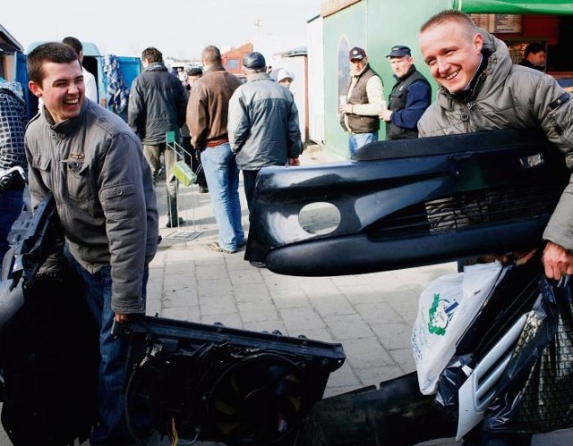 Paweł Wierzbowski i Jacek Zieliński z Torunia  chwalą sobie kiermasz w  Przeźmierowie