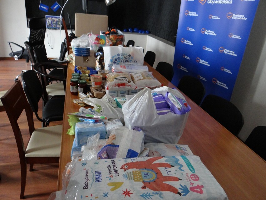 W biurze KO w Radomsku trwa zbiórka darów dla uchodźców z Ukrainy [ZDJĘCIA]