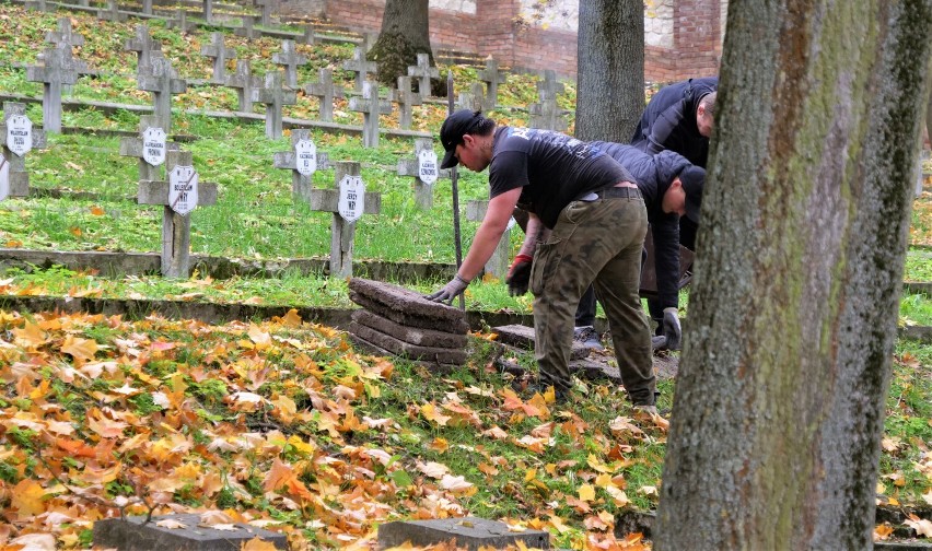 Trwa remont najstarszego cmentarza wojennego w Chełmie. Zobacz zdjęcia