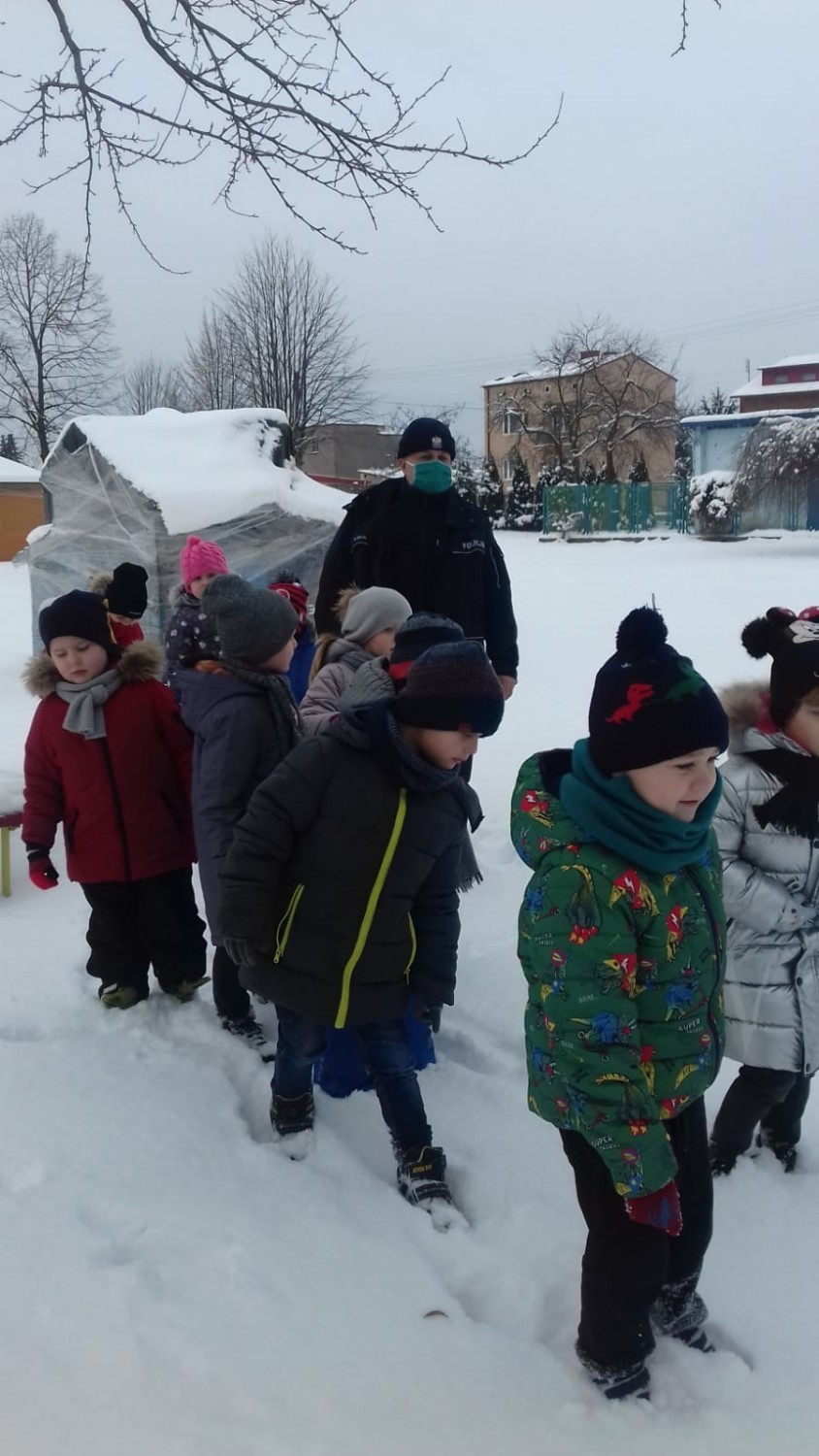 Bezpieczna zabawa zimową porą. Policjanci z Radomska uczą, jak się zachowywać