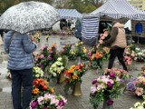 Kompozycje kwiatowe na groby dostępne na targowisku w Radomsku. Komplety nawet do 500 zł! ZDJĘCIA, CENY