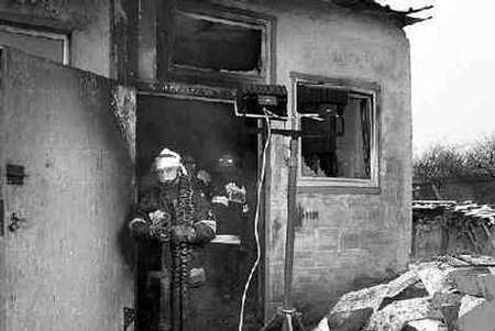 Szybka akcja strażaków uchroniła zakłady poligraficzne przed kompletnym spaleniem.Fot. Elżbieta Chylińska