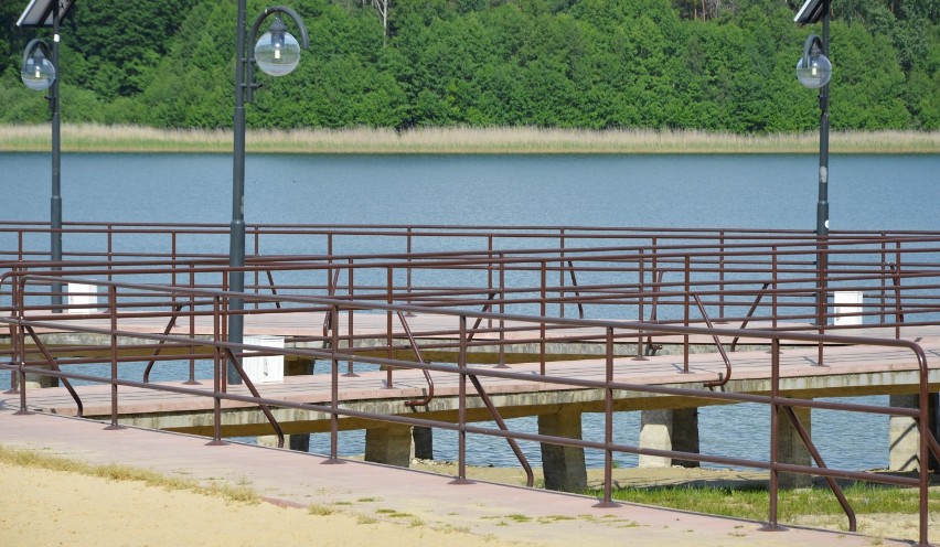 Pomost na plaży nad jeziorem Głębokim już z dodatkowymi...