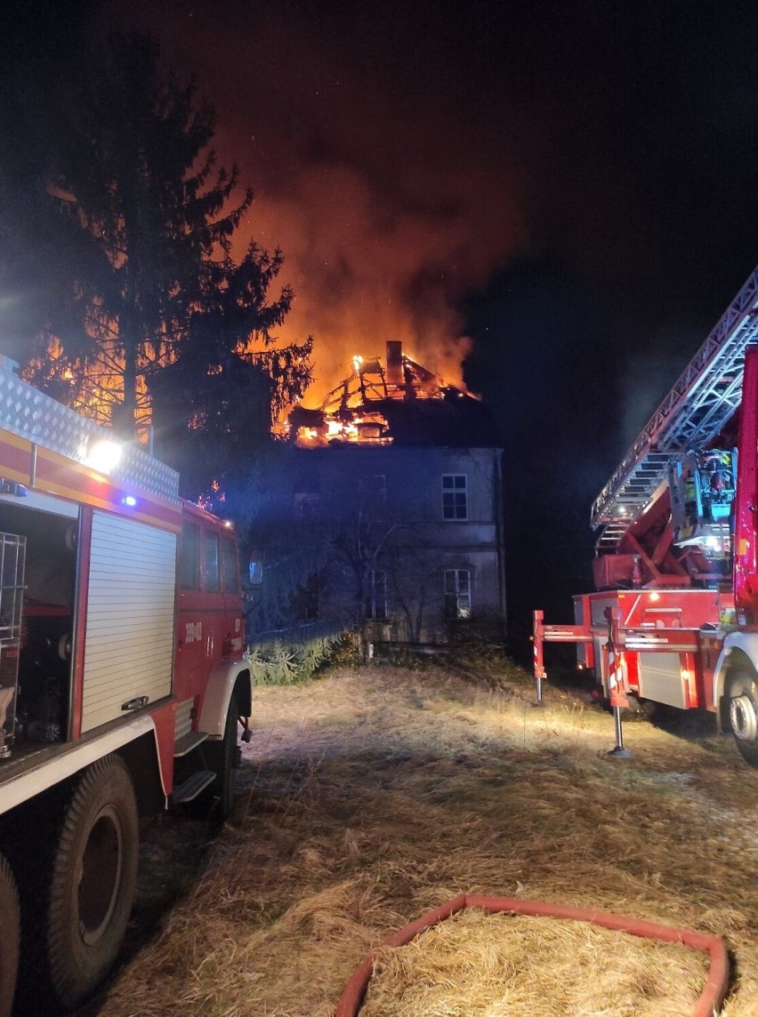Pożar zabytkowego dworu w Maczkowie w gminie Cybinka. Z...