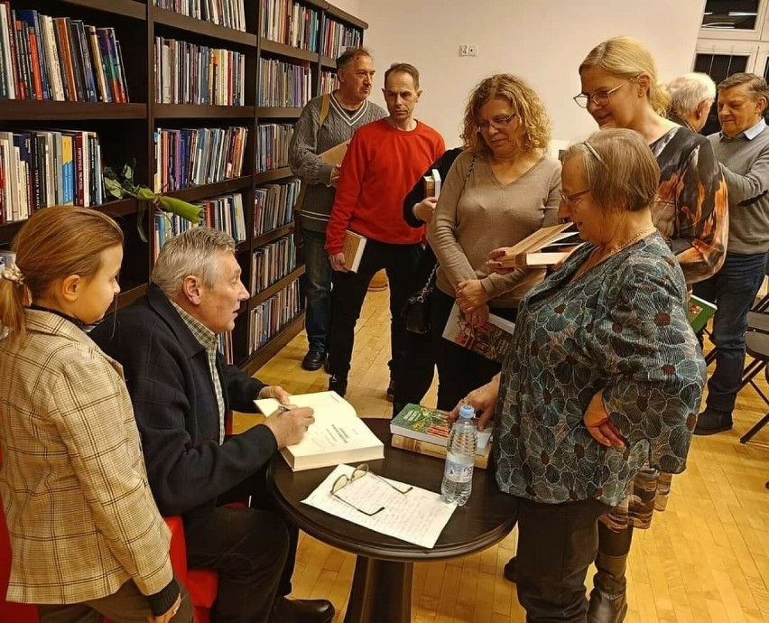Promocja książek prof. zw. dr. hab. Tadeusza Linknera. Wszyscy z zaciekawieniem słuchali opowieści profesora