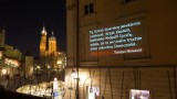Wiersze o wojnie w Ukrainie na murach krakowskiej kamienicy