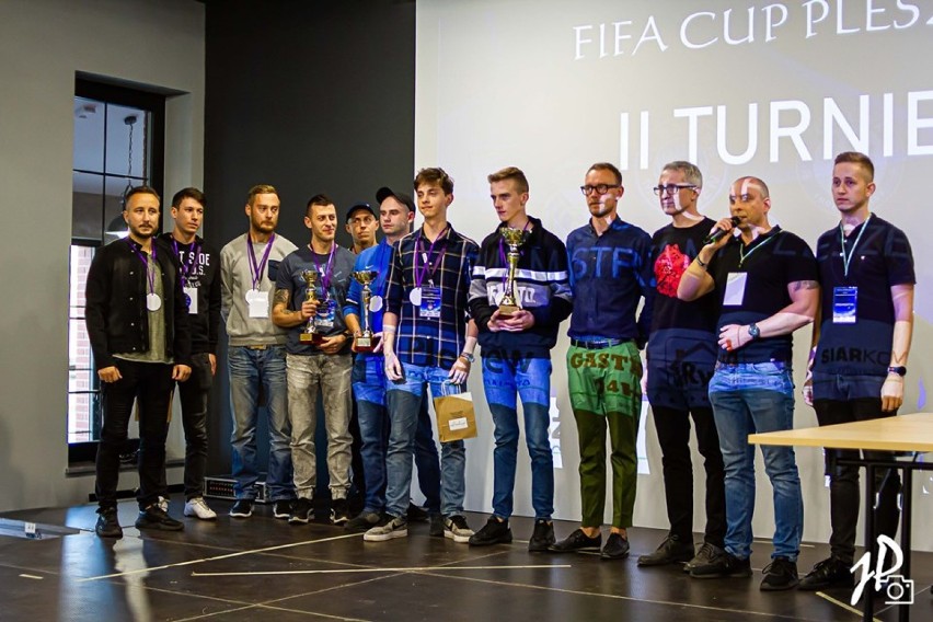 Emocje jak na stadionie, czyli II Turniej FIFA Cup o Puchar Burmistrza Miasta i Gminy Pleszew