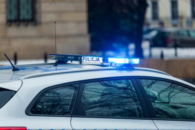 Zwłoki 53-letniego mężczyzny znalezione przed komisariatem w Częstochowie. Policja bada sprawę