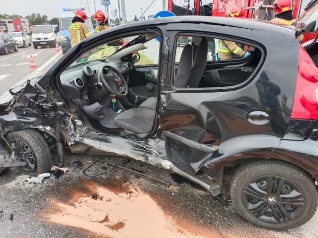 Na skrzyżowaniu przy centrum handlowym zderzyły się volkswagen i peugeot