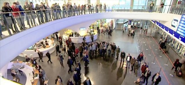 Flashmob z okazji Święta Niepodległości. Wyjątkowa akcja na Dworcu Centralnym [WIDEO]