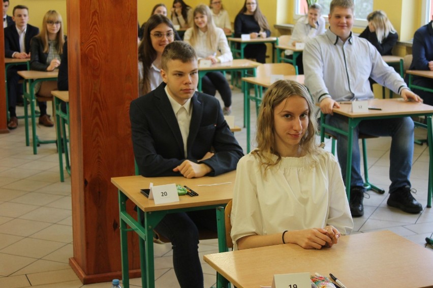 Trwają egzaminy gimnazjalne, a my mamy pierwsze rozwiązania! [ZDJĘCIA ZE SZKÓŁ]