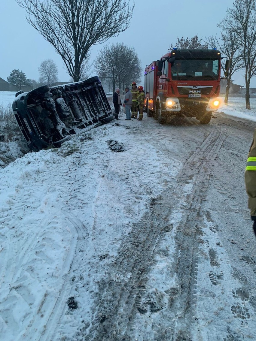 Sypnęło śniegiem, trudne warunki na drogach. Kolizje na drogach w regionie [ZDJĘCIA]