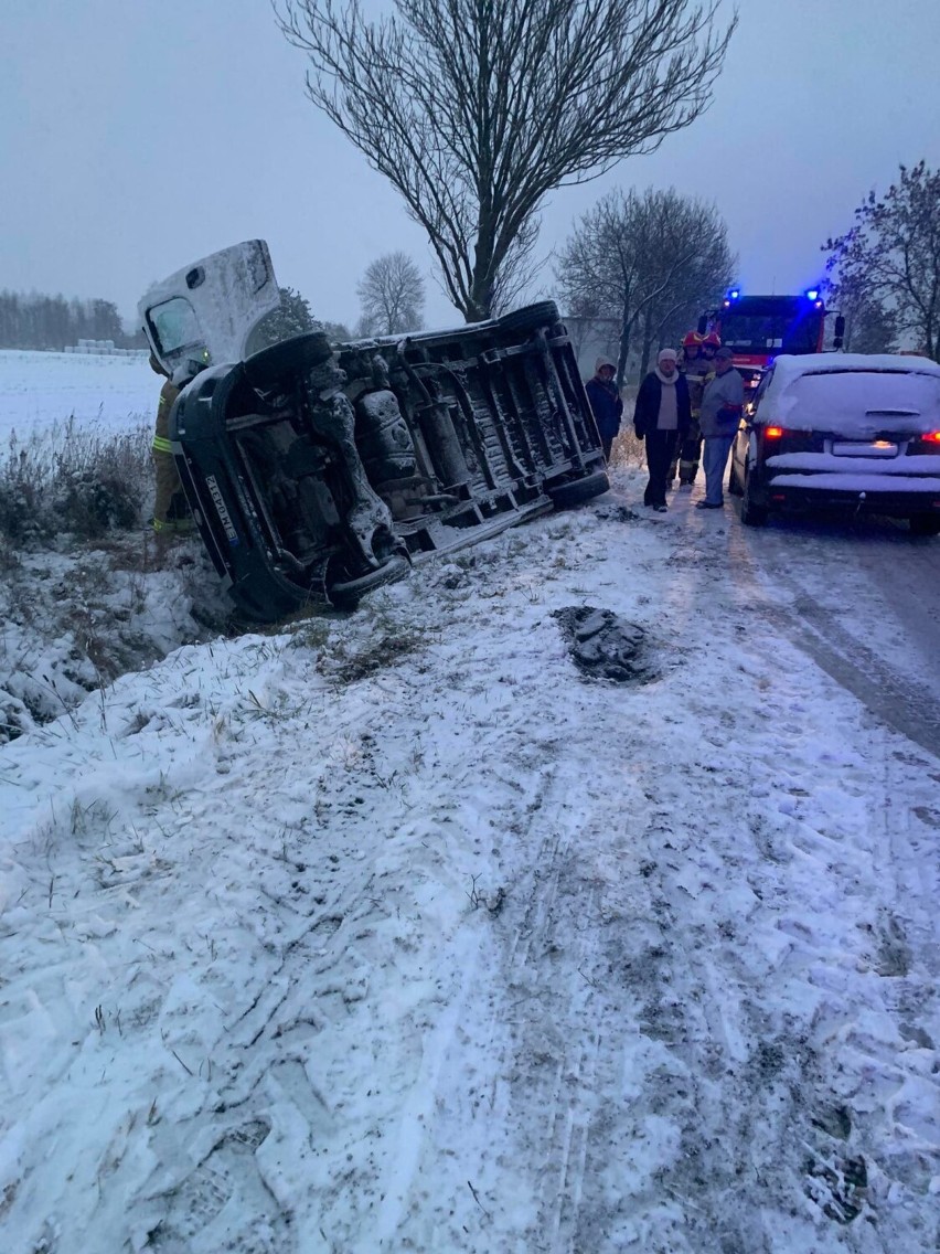 Sypnęło śniegiem, trudne warunki na drogach. Kolizje na drogach w regionie [ZDJĘCIA]