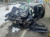 Wypadek w Jurkowie na DK75, samochód osobowy zderzył się z ciężarówką. Droga została zablokowana, jedna osoba ranna. Zdjęcia