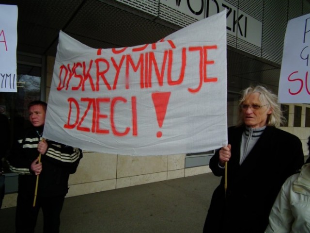 Protest rodziców i opiekunów dzieci niepełnosprawnych przed Wielkopolskim Urzędem Wojewódzkim w Poznaniu