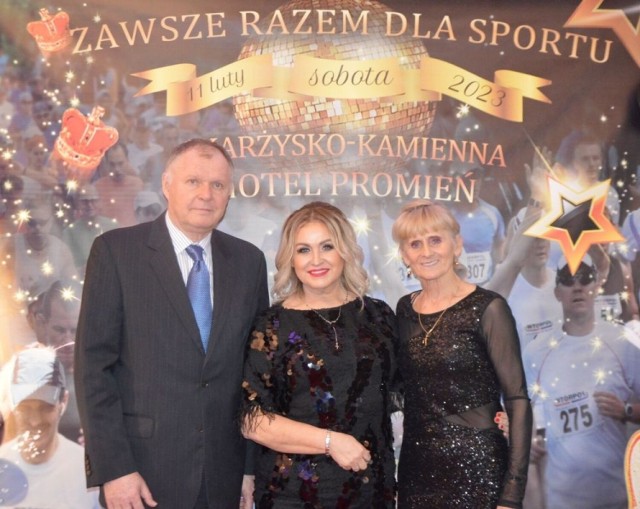 Wicemistrz olimpijski Marian Woronin, Danuta Banaczek, właścicielka hotelu Promień i lekkoatletka Wanda Panfil - Gonzalez podczas charytatywnego balu w Skarżysku.