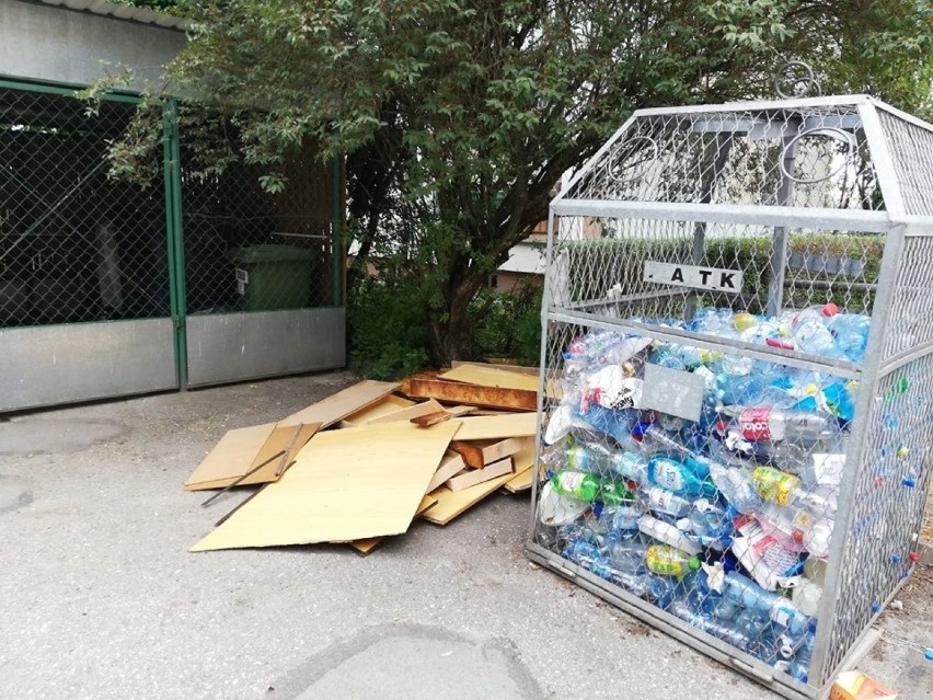 Mieszkaniec pozostawił rozłożone meble przy pojemniku na...