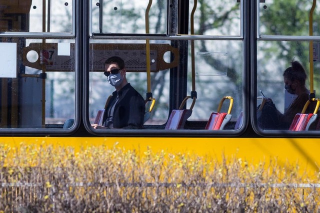 Dopłata do biletu lub nawet wyrzucenie z autobusu czy pociągu za brak zakrycia ust i nosa wkrótce może stać się rzeczywistością. Projekt nowelizacji ustawy o przewozach, który wnosi takie właśnie sankcje dla pasażerów, w Sejmie złożyła grupa posłów Lewicy. 
Czytaj dalej na kolejnym slajdzie: kliknij strzałkę w prawo.