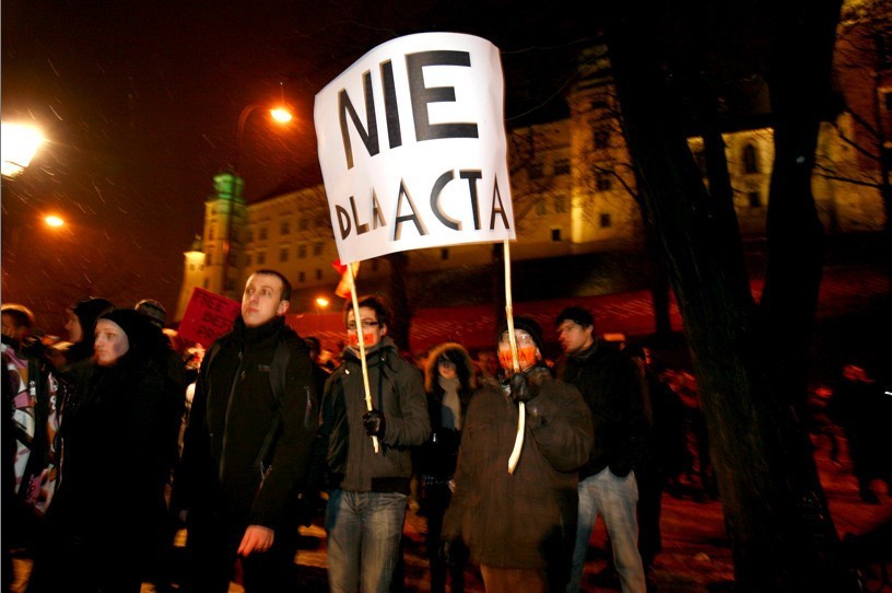 Manifestanci podczas demonstracji "Nie dla ACTA" w Krakowie