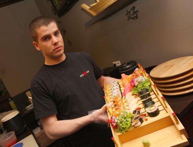 Japońska kuchnia, którą serwuje Hana Sushi, zyskuje coraz więcej zwolenników wśród piotrkowian&#8233;