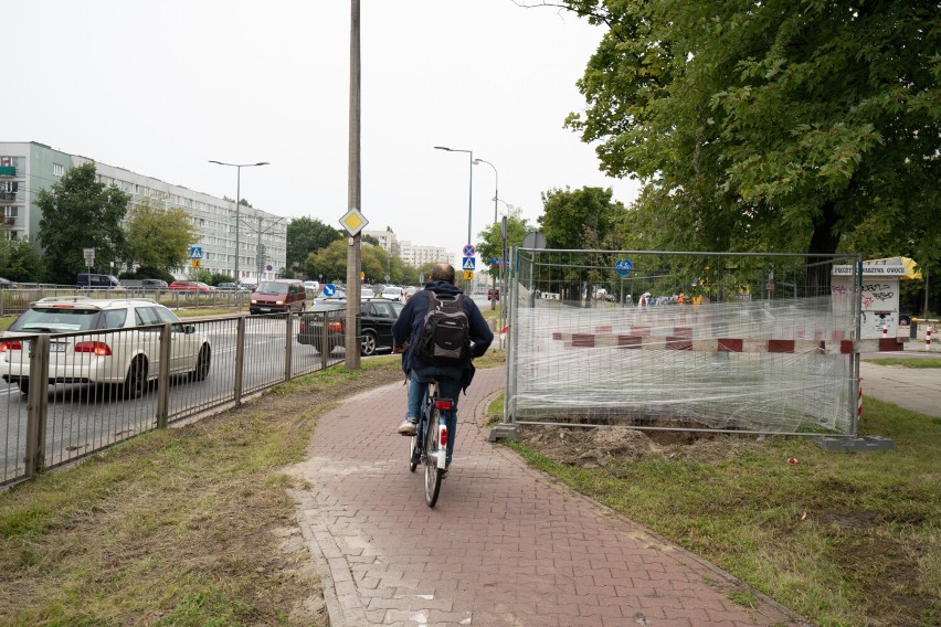 Droga rowerowa po północnej stronie ul. Broniewskiego od...