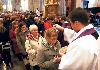 W Środę Popielcową ludzie chętnie zaglądają do kościoła