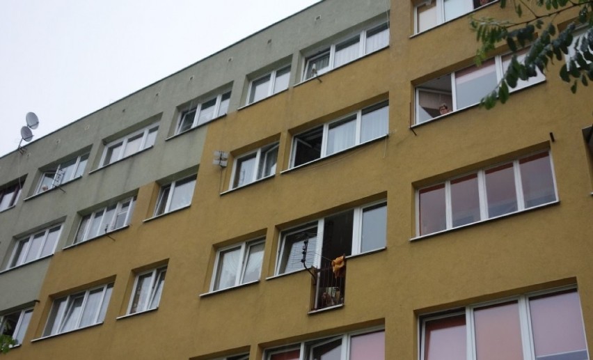 Lubań: Mężczyzna wypadł z okna na trzecim piętrze. Była to próba samobójcza?