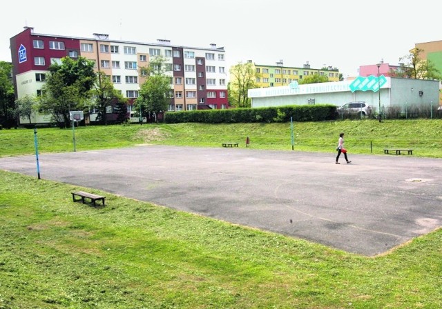 Niszczejące boisko przy ul. Wielkiej Niedźwiedzicy ma w przyszłości być parkingiem