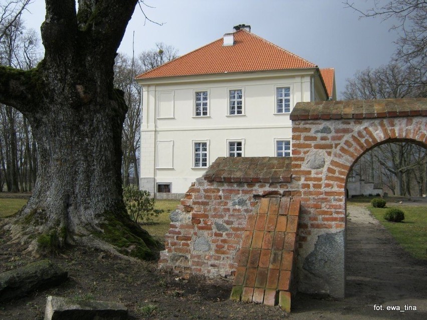 NAKOMIADY - Manufaktura pieców i kominków a zarazem pałac do...