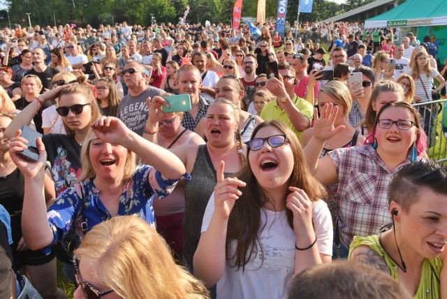 W piątek nad Matlą zagrały dla poznaniaków gwiazdy disco polo. Darmowa impreza z cyklu Najlepszy Koncert Świata przyciągnęła tłumy. Zobacz, jak bawiono się przy hitach takich zespołów jak After Party, Masters, Brave, Red Queen czy Weekend. Może na zdjęciach znajdziesz siebie lub znajomych?

Kolejne zdjęcie --->