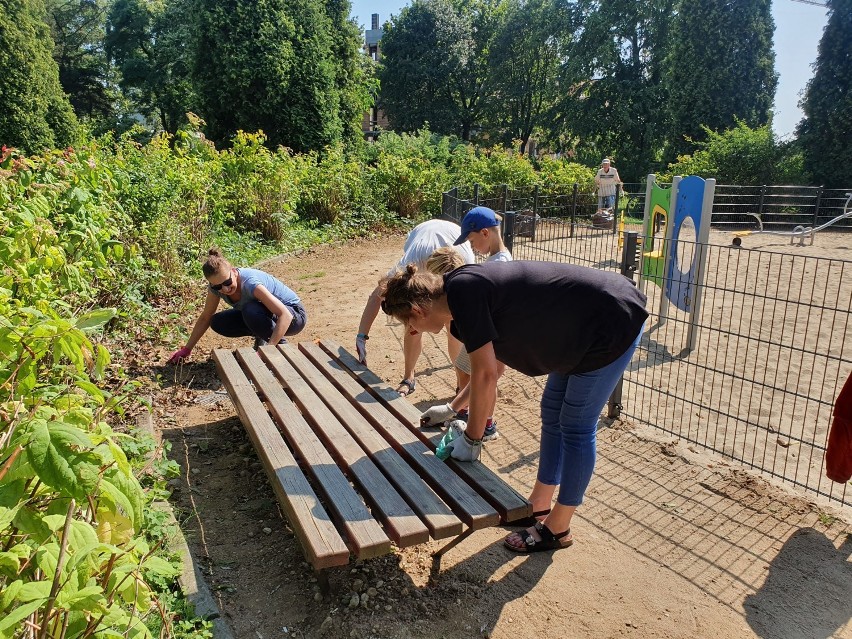 Pucki Klub Integracji Społecznej maluje ławeczki w parku Nowowiejskiego w Pucku 27.07.2019