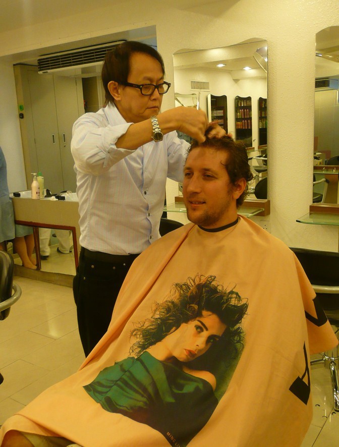 W objęciach fryzjera z Hong-Kongu.