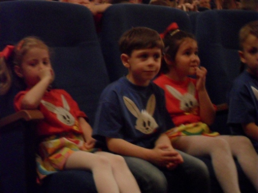 Dzieci wystąpiły dla swoich mam w kinie