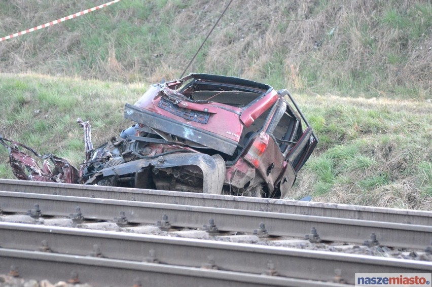 Śmiertelny wypadek. Samochód wjechał pod pociąg pośpieszny relacji Bydgoszcz - Lublin