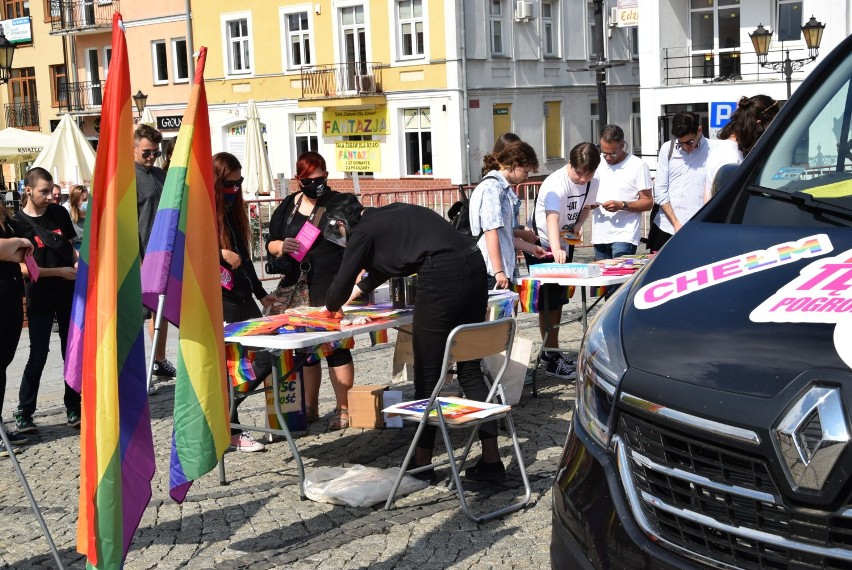 Chełm. Promocja szacunku i wiedzy na temat osób LGBT. Stowarzyszenie Marsz Równości rozwiewało mity - zobacz zdjęcia