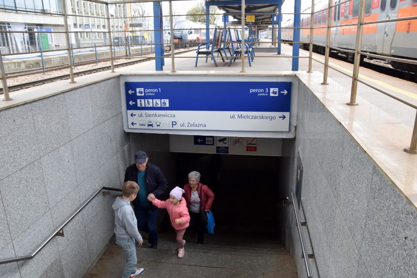 Ruszył remont dworca PKP w Kielcach i... jest totalny bałagan. Pasażerowie mają problem, by trafić na peron. Oznakowanie wprowadza w błąd? 