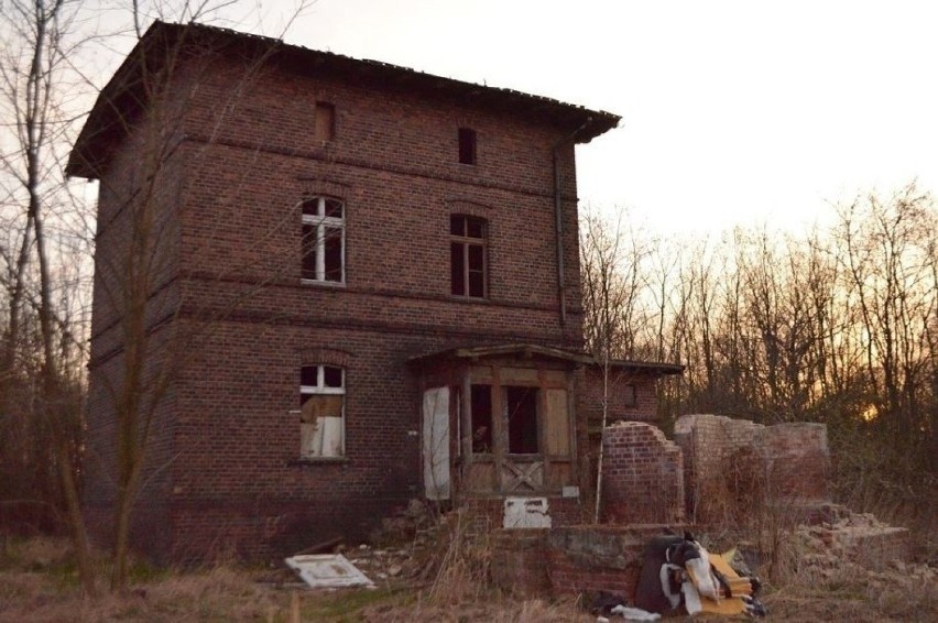 Stary dom kolejowy z czerwonej cegły stoi na uboczu...