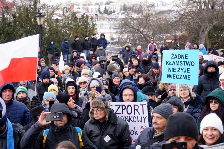 „Moje prawa to Konstytucja, nie kod QR”. Przeciwnicy przymusu szczepień spotkali się na placu Zamkowym w Lublinie. Zobacz zdjęcia