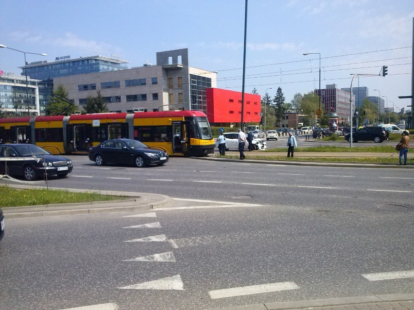 Kolizja na skrzyżowaniu Wołoskiej i Domaniewskiej. Tramwaj...