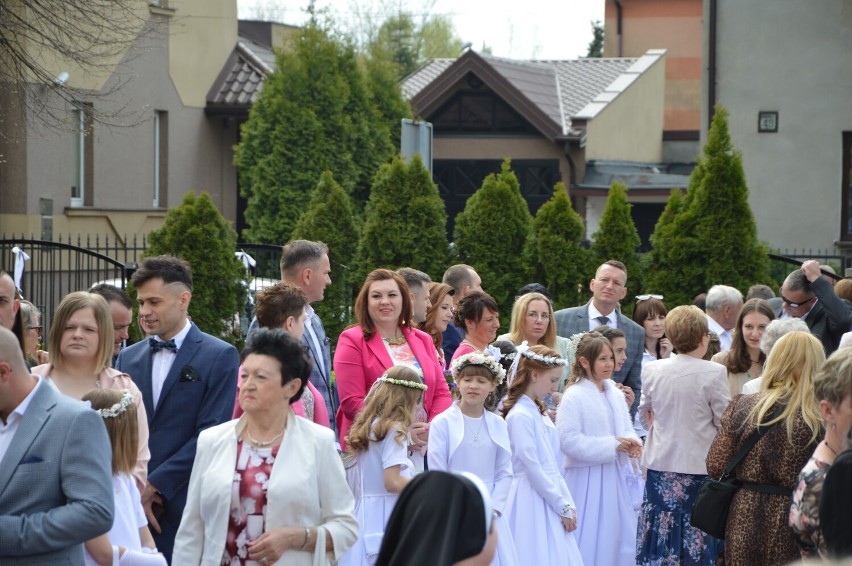 Rozpoczęły się Pierwsze Komunie Święte w Tomaszowie. Tak wyglądała uroczystość w parafii św. Rodziny przy ul. Niskiej [ZDJĘCIA]