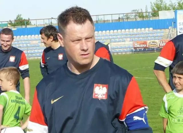 Jacek Krzynówek, piłkarz, występujący na pozycji pomocnika, reprezentant Polski. Swoją przygodę z piłką nożną rozpoczął w LZS Chrzanowice. Następnie w 1994 trafił do RKS Radomsko Jest uznany za jednego z najlepszych polskich piłkarzy. Był wielokrotnie nagradzany i wyróżniany, tak w kraju, jak i za granicą.