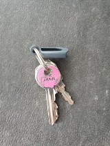 Kto zgubił klucze w Pucku na ul. Abrahama? Mają charakterystyczne różowe malowanie i szarą przywieszkę. Można odebrać je w Lewiatanie (Puck)