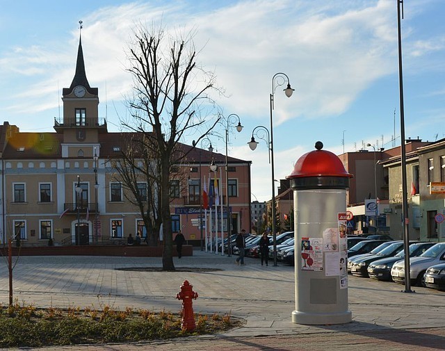 Nowy słup ogłoszeniowy na Rynku w Lubaczowie